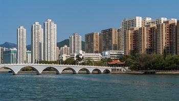 Sha Tin Park provides long-range views to Lek Yuen Bridge and the residential areas beyond seen against the green backdrop of the green hills Lion Rock Country Park.